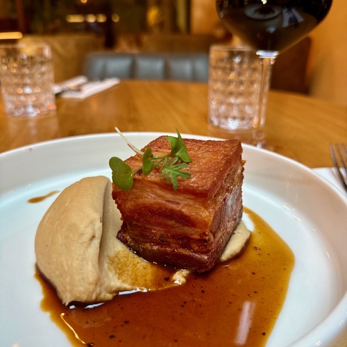 Hovězí brisket pomalu pečený v loji, omáčka poivrade, pyré z karamelizovaného celeru