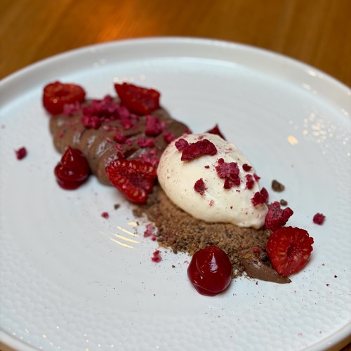 Cremeaux z 70% hořké čokolády, krém z bílé čokolády, kakaový griliáš, maliny