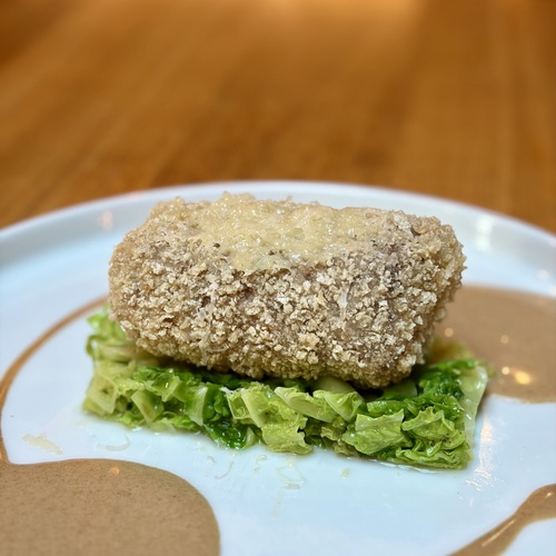 Křupavá vepřová panenka, gruyére, kapusta, čtyřikrát spálená smetana