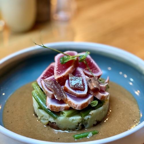 Grilovaný tuňák, mačkané brambory s olivami taggiasche, fazolky, ančovičky, pepřová omáčka