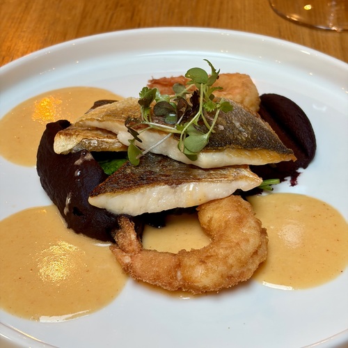 Pečený filet z mořského vlka, krevety, pyré z fialové mrkve, špenát, krevetová omáčka beurre blanc