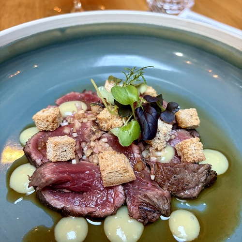 Kousky hovězí svíčkové, šalotkové ponzu, česnek, krutóny z kváskového chleba