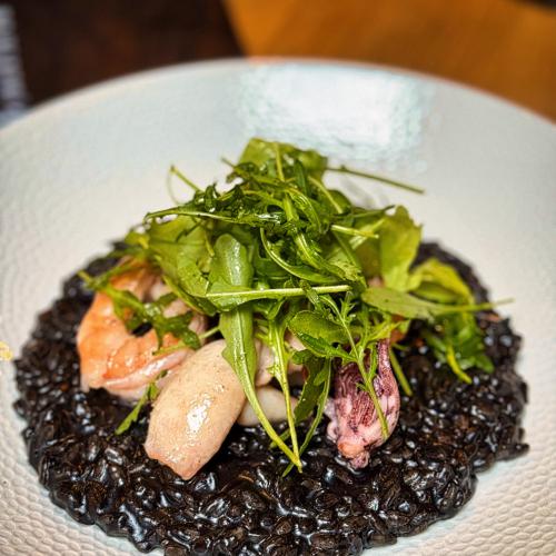 Risotto nero, kalamáry, krevety, rukola