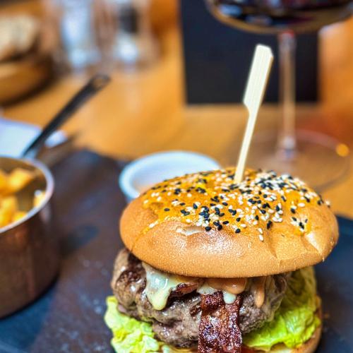 Hovězí burger z vyzrálého masa, sýr Monterey Jack, rajče, salát little gem, slanina, hořčicovo rajčatová omáčka, hranolky