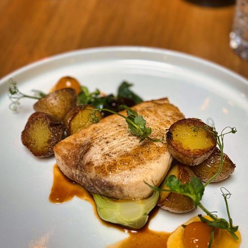 Steak z mečouna, sečuánský pak choi, citrusová marmeláda, brambory grenaille
