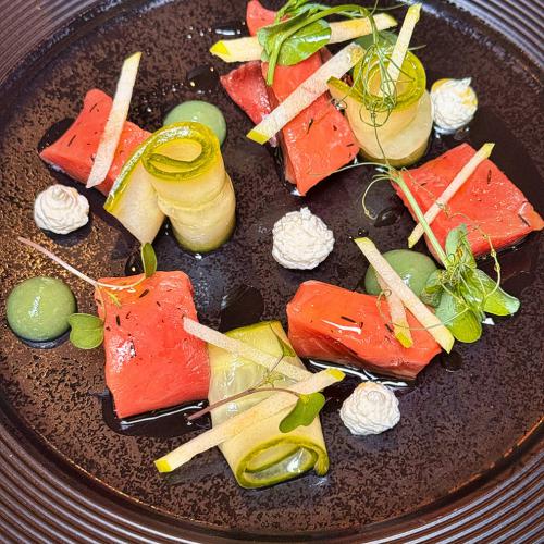 Marinovaný losos, okurkové pickles, gin, křenový crème fraîche, granny smith